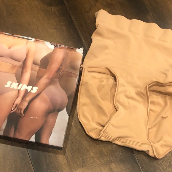SKIMS Sculpting Mid Waist brief NEW - Picture 2 of 10